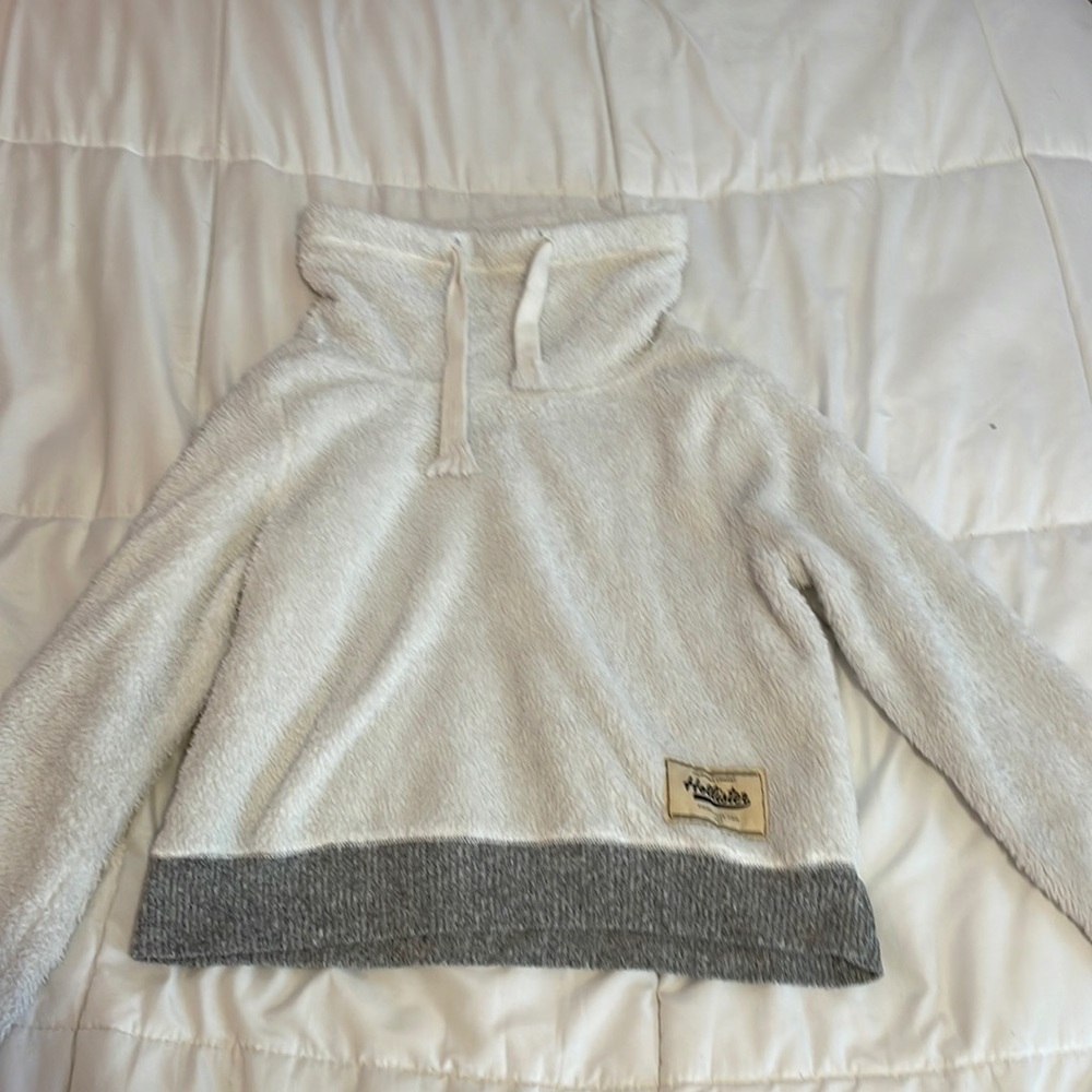 white sherpa hollister sweatshirt